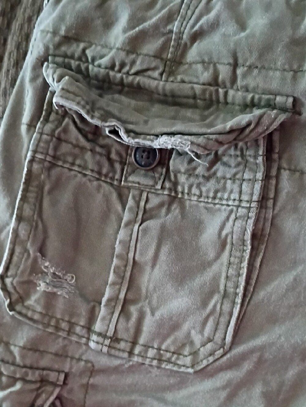 Abercrombie & Fitch Olive Cargo Shorts with Multiple Pockets - Picture 9 of 13